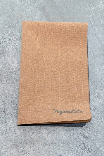 tapis-de-voyage-en-liege-pliable-ruche-yogamatata