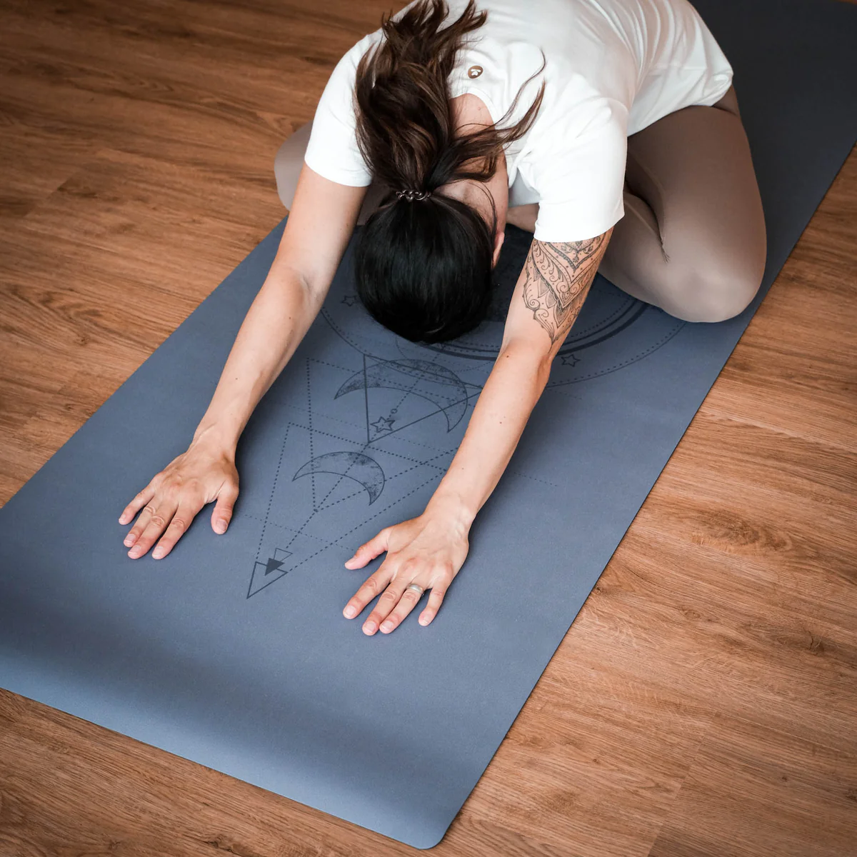 yogamatte-supergrip-moon-grau-blau-grip-yogaschweiz-online-shop-schweiz-naturkautschuck-nachhaltig-2-2_1200x.jpg
